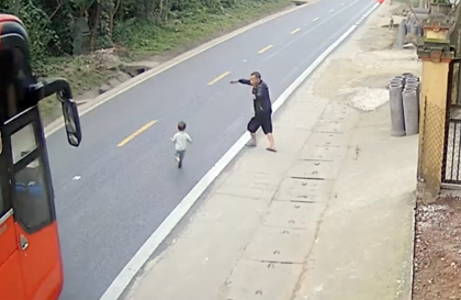 Clip TNGT: Kinh hoàng cảnh người đàn ông bất lực nhìn đứa bé lao ra lòng đường